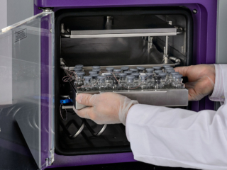 ATS Scientific Products: namizni liofilizator Advantage Pro - vstavljanje pladnja